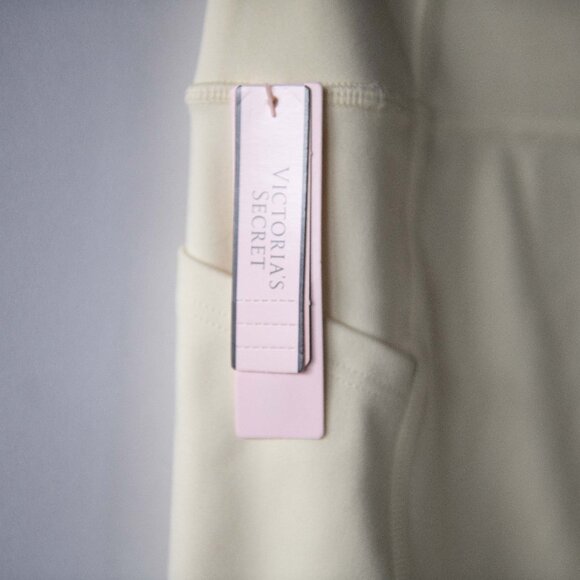 Victoria's Secret Incredible Essential Leggings *Runs Small* - Picture 11 of 12